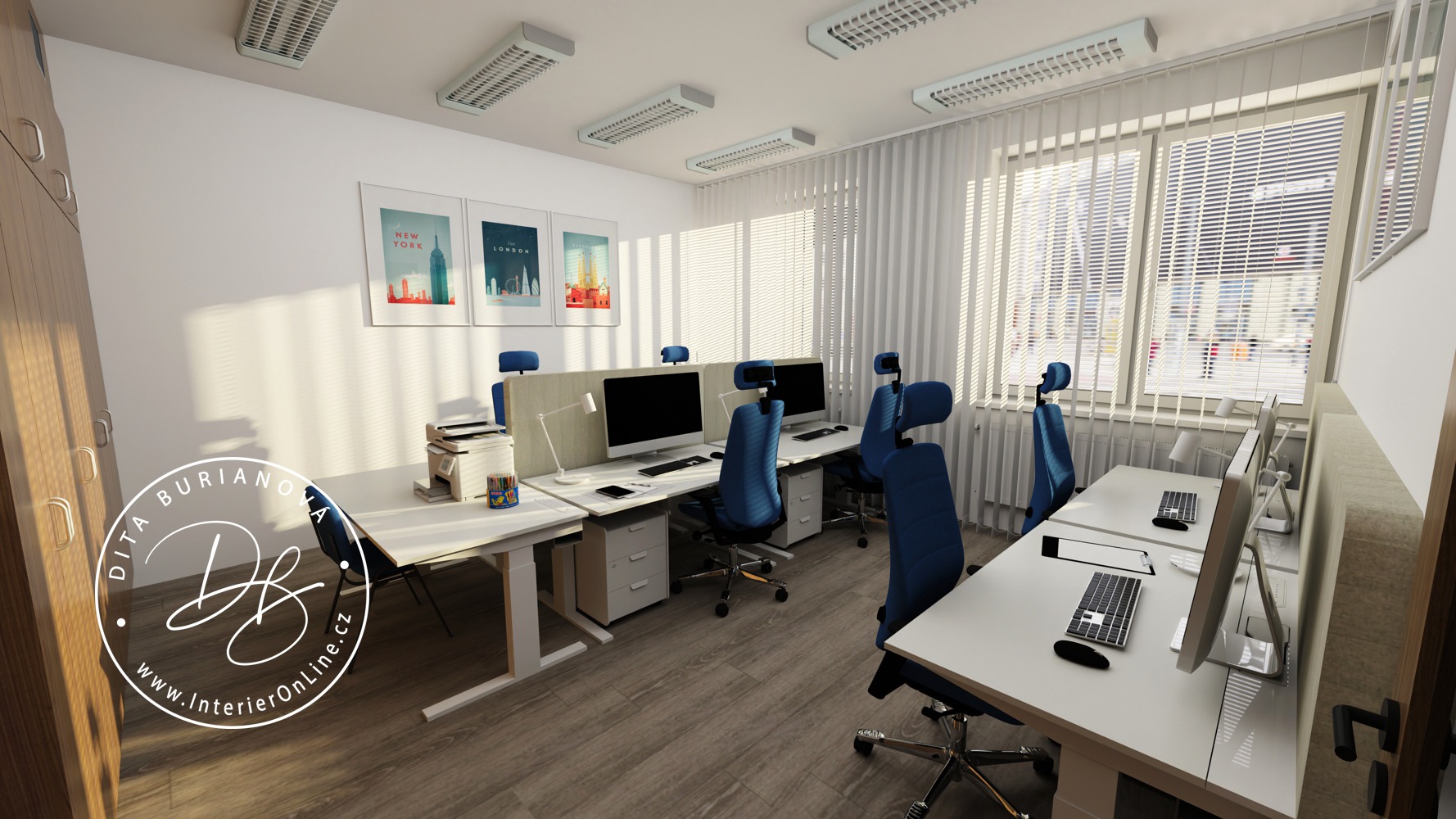 Inspirace pro firemní Ikea kancelář. Sestava bílých psacích stolů IKEA, modré pracovní židle a světlé žaluzie.